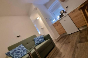 Renovated Condo w Queen Bed, Green Patio, AC, 42